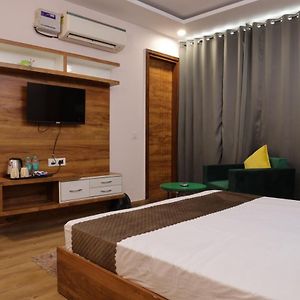 The Sandalwood Hotel I Sec-38 I Near Medanta Medicity Gurgaon